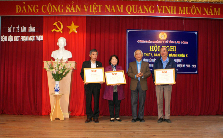 Có 3 đơn vị CĐCS trực thuộc Công đoàn ngành y tế Lâm Đồng nhận bằng khen của Liên đoàn Lao động tỉnh