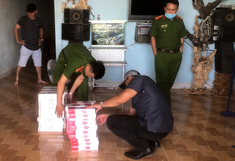 Công an khám xét, thu giữ 940 gói thuốc lá nhập lậu tại nhà ông Lê Văn Hạnh