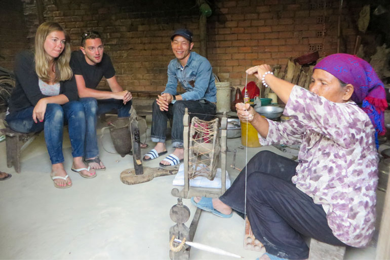 Khách du lịch thích thú tìm hiểu nghề dệt thổ cẩm ở thôn Đam Pao