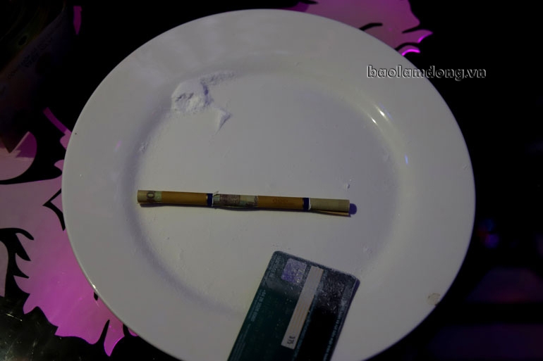 Đĩa sứ chứa ma túy và các dụng cụ sử dụng ma túy tại các phòng hát karaoke