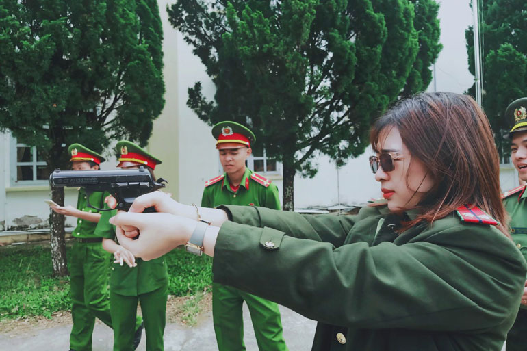 Lực lượng Công an huyện Đam Rông tham gia kiểm tra bắn đạn thật súng ngắn CZ83
