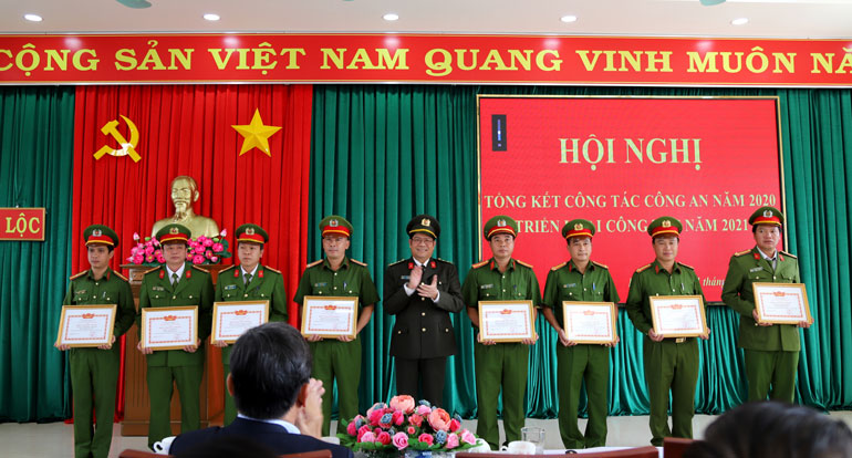 Đại tá Lê Vinh Quy - Giám đốc Công an Lâm Đồng tặng danh hiệu “Đơn vị quyết thắng” cho các tập thể