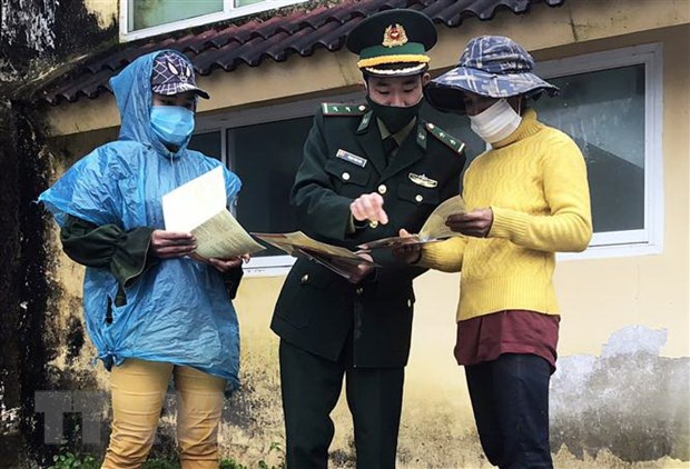 Bộ đội biên phòng tỉnh Thừa Thiên - Huế phát tờ rơi tuyên truyền về phòng, chống dịch COVID-19. 