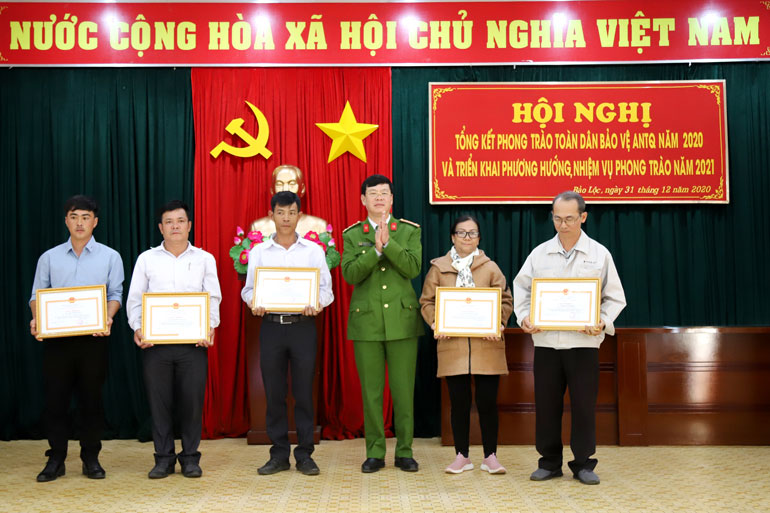 Các cá nhân tự nguyện giao nộp vũ khí, vật liệu nổ nhận khen thưởng của Giám đốc Công an tỉnh Lâm Đồng