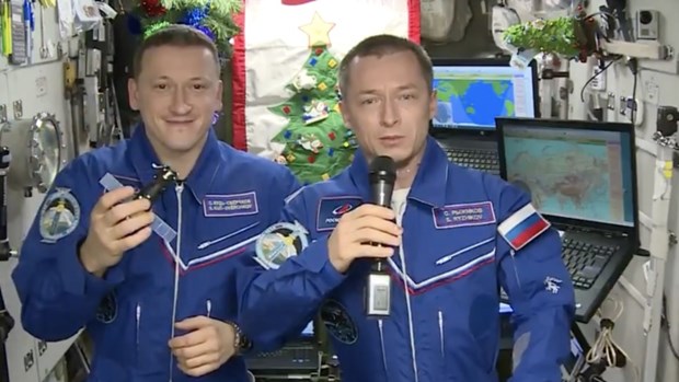 Hai nhà du hành gửi lời chúc Năm mới từ trạm vũ trụ ISS.