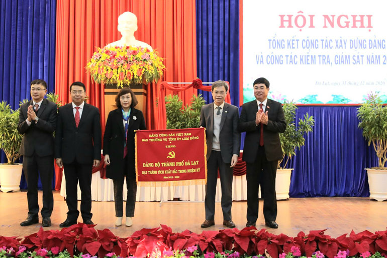 Đảng bộ thành phố Đà Lạt vinh dự được nhận cờ thi đua xuất sắc nhiệm kỳ 2015 - 2020 của Ban Thường vụ Tỉnh ủy