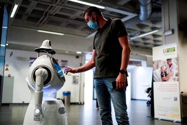 Nhân viên Công ty ZoraBots kiểm tra hoạt động của robot CRUZR tại Bệnh viện Trường đại học Y Antwerp ở Bỉ.
