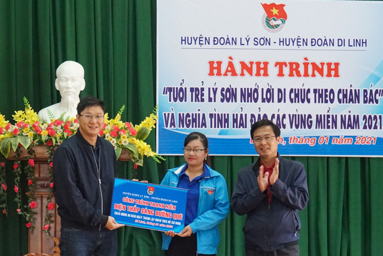 Huyện Đoàn Lý Sơn trao tặng công trình thanh niên Thắp sáng đường quê chon Huyện Đoàn Di Linh