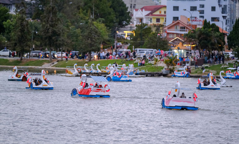 Nhiều du khách chọn giải trí đạp thuyền vịt trên hồ Xuân Hương ngày đầu năm mới