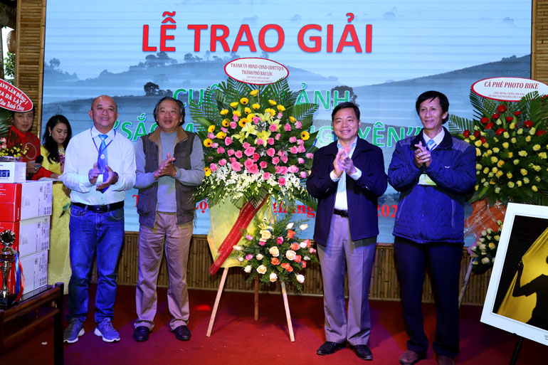 Bí thư Thành ủy Bảo Lộc Nguyễn Văn Triệu tặng hoa chúc mừng Ban tổ chức Triển lãm ảnh Sắc màu Cao nguyên