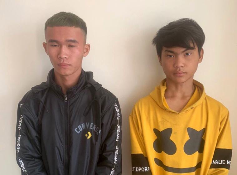 Nguyễn Minh Quân và Nguyễn Nhật Anh (thứ tự từ trái qua) bị bắt giữ sau khi gây ra vụ cướp điện thoại di động