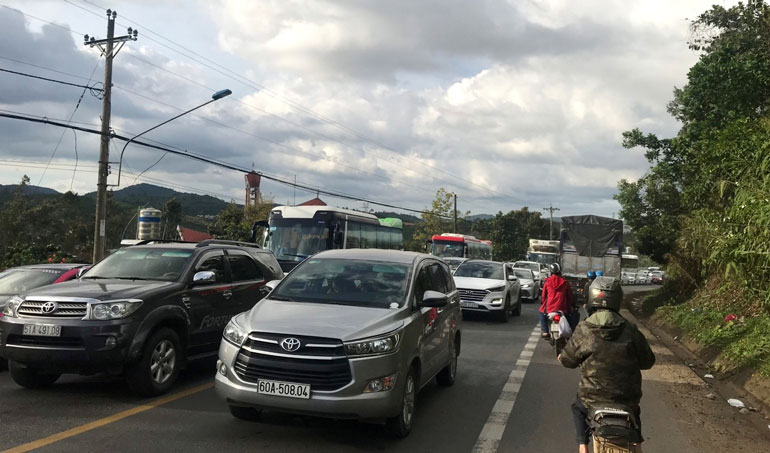 Phương tiện giao thông qua đèo Bảo Lộc đông đúc và chỉ di chuyển với tốc độ từ 15 – 20 km/giờ
