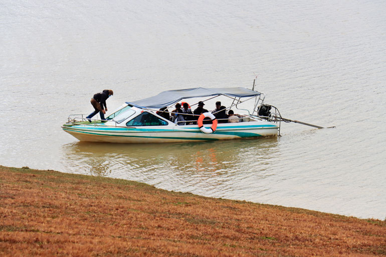 Ca nô hoạt động “chui” chở cùng lúc 12 người tại hồ Đan Kia - Suối Vàng
