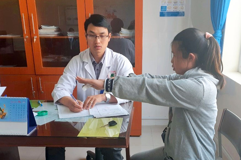 BS Khoa Y học hạt nhân BVĐK Lâm Đồng kiểm tra độ run tay trên bệnh nhân bướu cổ