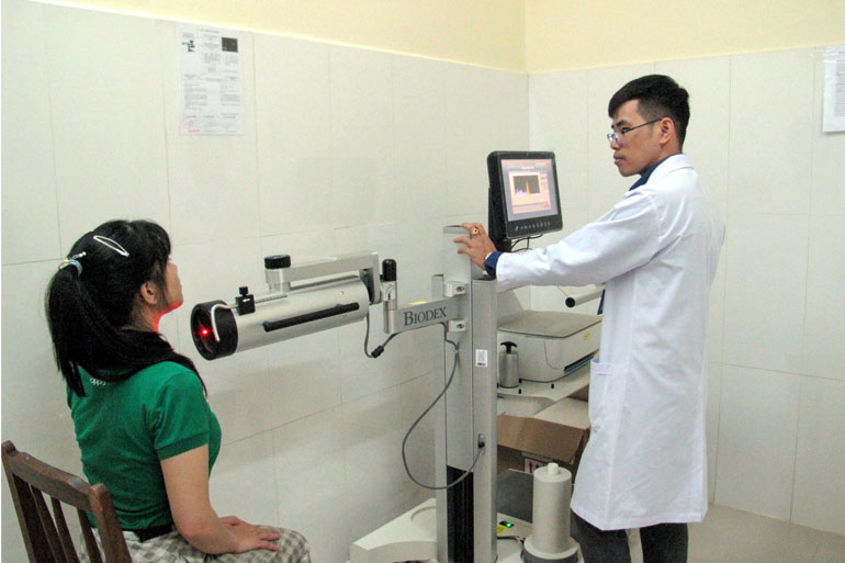 Kỹ sư Khoa Y học hạt nhân BVĐK Lâm Đồng đang ghi đo độ tập trung tuyến giáp trên bệnh nhân bướu cổ, nhằm đánh giá hiệu quả trước và sau điều trị