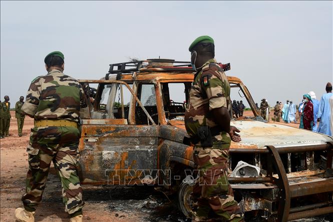 Binh sĩ Niger điều tra tại hiện trường vụ đánh bom xe ở Kouré Reserve, Niger, ngày 21/8/2020