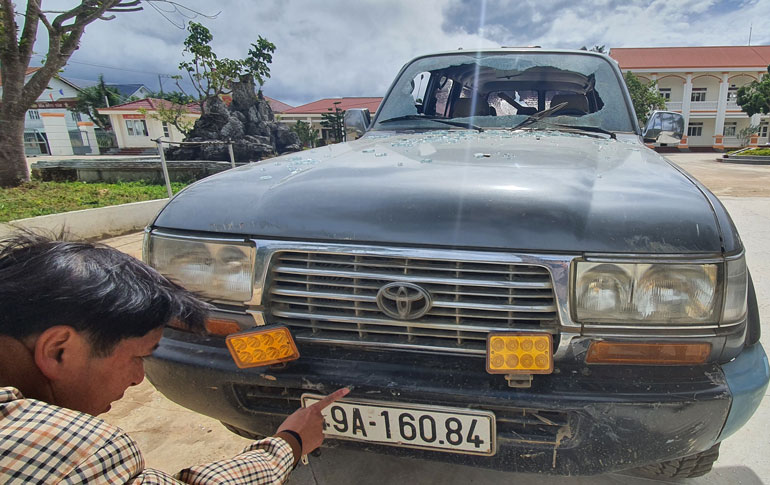 Chiếc xe bị đập phá đang ở trụ sở Công an huyện Lạc Dương để phục vụ xác minh, điều tra