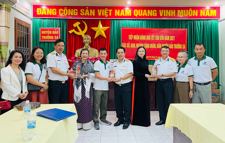 Chi hội Sản vật Tây Nguyên nhận quà tặng là biểu trưng quần đảo Trường Sa của Việt Nam