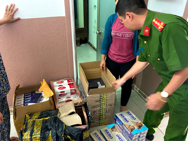 Công an thu giữ 1.180 gói thuốc lá điếu nhập lậu các loại tại quán tạp hóa của ông Lượng (xã Lộc Châu, TP Bảo Lộc)