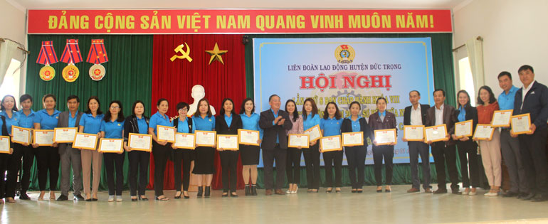 Đồng chí Lưu Văn Lợi – Chủ tịch Liên đoàn Lao động huyện Đức Trọng, trao giấy chứng nhận cho các CĐCS hoàn thành xuất sắc nhiệm vụ năm học 2019-2020.