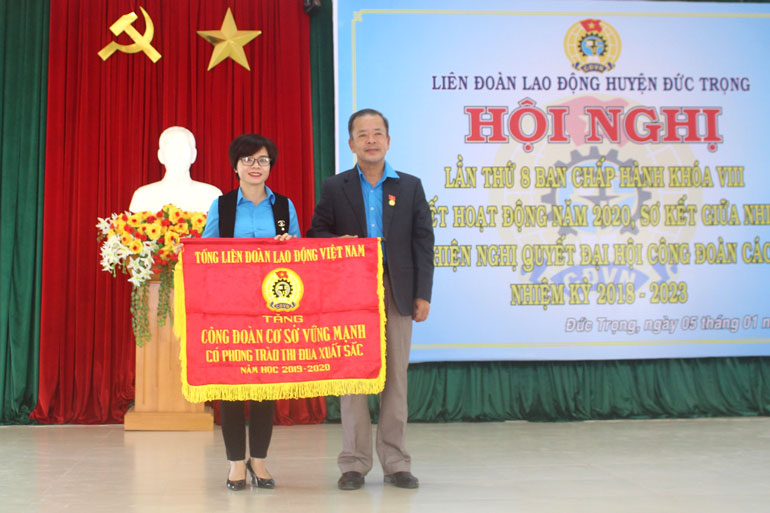 Đồng chí Hoàng Liên – Chủ tịch Liên đoàn Lao động tỉnh, trao cờ thi đua của Tổng Liên đoàn Lao động Việt Nam cho Trường Tiểu học Nghĩa Hiệp