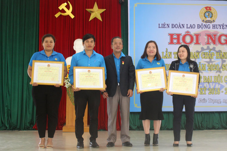 Đồng chí Hoàng Liên - Chủ tịch Liên đoàn Lao động tỉnh trao bằng khen của Ban Chấp hành Tổng Liên đoàn Lao động Việt Nam cho các cá nhân