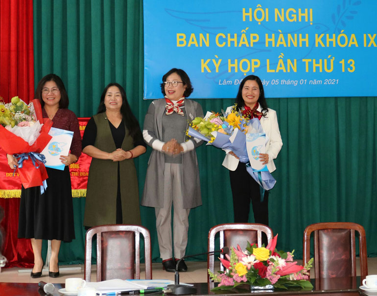 Trao quyết định chuẩn y chức danh Chủ tịch và Phó Chủ tịch Hội LHPN Lâm Đồng