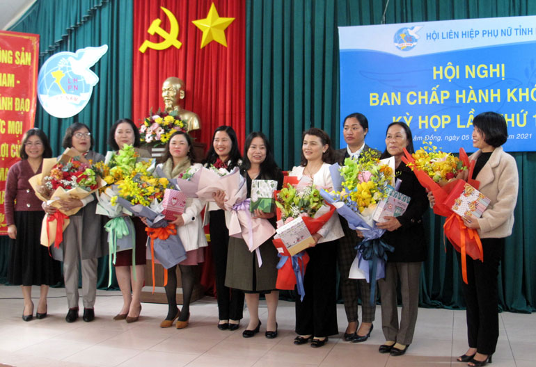 Lãnh đạo Hội LHPN tỉnh tặng hoa cho các chị trong Ban Chấp hành nghỉ hưu hoặc chuyển công tác