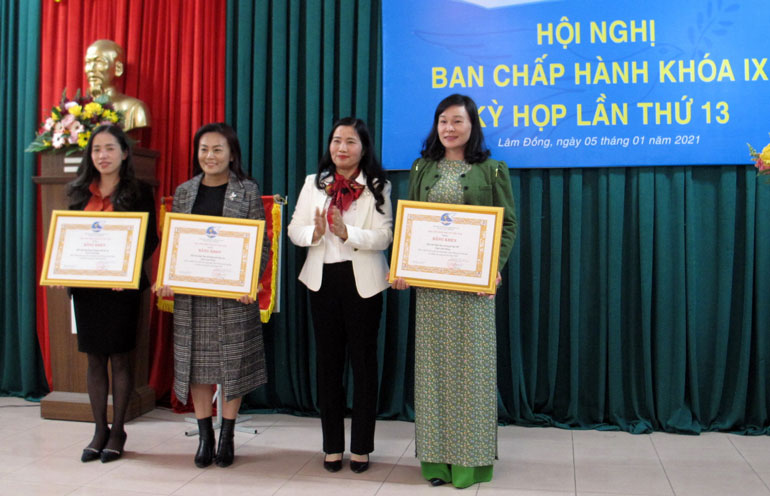 Bà Phạm Thị Ánh Tuyết - Chủ tịch Hội LHPN tỉnh trao bằng khen của Trung ương Hội cho các tập thể xuất sắc