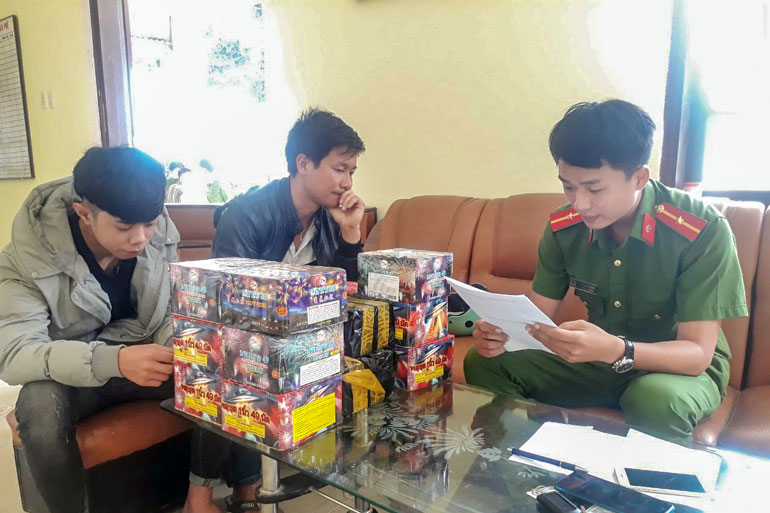 Hai thanh niên bị Công an huyện Lâm Hà bắt quả tang khi đang mua bán 14 kg pháo hoa