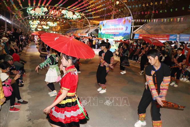 Trình diễn đường phố trang phục đặc sắc của dân tộc Mông ở Than Uyên (Lai Châu)