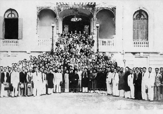 Chủ tịch Hồ Chí Minh với các đại biểu dự Kỳ họp thứ nhất, Quốc hội khóa I tại Nhà hát Lớn Hà Nội, ngày 2/3/1946. Ảnh: Tư liệu