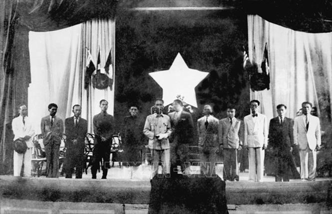 Chủ tịch Hồ Chí Minh cùng các thành viên của Chính phủ tuyên thệ nhậm chức tại Kỳ họp thứ nhất, Quốc hội khóa I (2/3/1946). Ảnh: Tư liệu