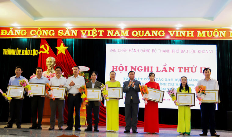 Thành ủy Bảo Lộc khen thưởng các tập thể, cá nhân có thành tích xuất sắc trong công tác tham mưu, tổ chức thành công đại hội Đảng các cấp