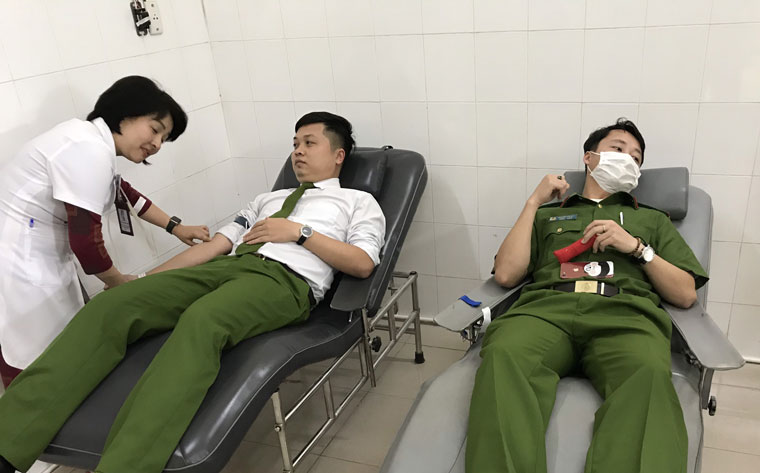 Các chiến sỹ công an tham gia hiến máu khẩn cấp cứu người