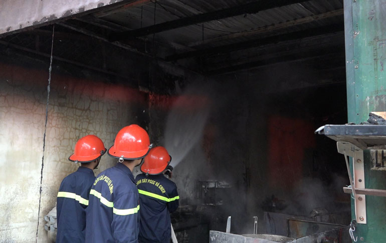 Lực lượng PCCC kiểm tra hiện trường vụ cháy