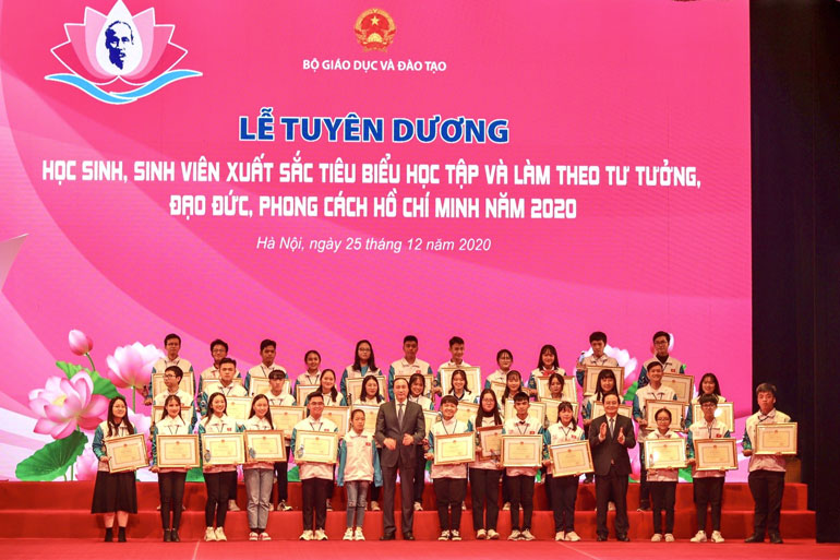 Bộ Giáo dục và Đào tạo trao giải Cuộc thi “Tuổi trẻ học tập và làm theo tư tưởng, đạo đức, phong cách Hồ Chí Minh năm 2020”toàn quốc. Trong đó, em Trần Lê Bảo Luân (lớp 12A Trường THPT Lộc Thành, huyện Bảo Lâm) đạt giải tư