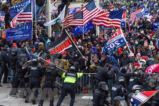 Người biểu tình ủng hộ Tổng thống Donald Trump đối đầu với cảnh sát.