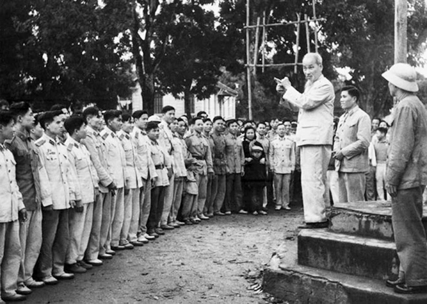 Chủ tịch Hồ Chí Minh thăm đơn vị Công an nhân dân vũ trang bảo vệ Thủ đô Hà Nội, ngày 14-2-1961. Ảnh: Tư liệu 