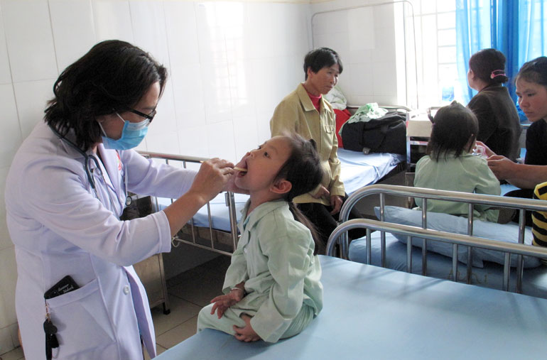 BS Khoa Nhi – Bệnh viện Đa khoa Lâm Đồng khám bệnh cho bệnh nhi
