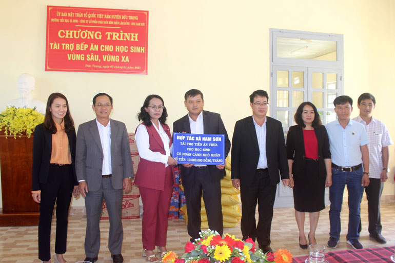 Ông Nguyễn Văn Đoàn – Giám đốc HTX Nam Sơn trao bảng tượng trưng tài trợ 10 triệu đồng/ tháng cho bếp ăn
