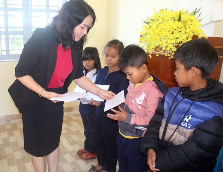 Bà Phạm Thị Thanh Thúy – Phó Chủ tịch UBND huyện Đức Trọng, trao quà của Ban vận động quỹ vì người nghèo của huyện cho các em học sinh có hoàn cảnh khó khăn của trường