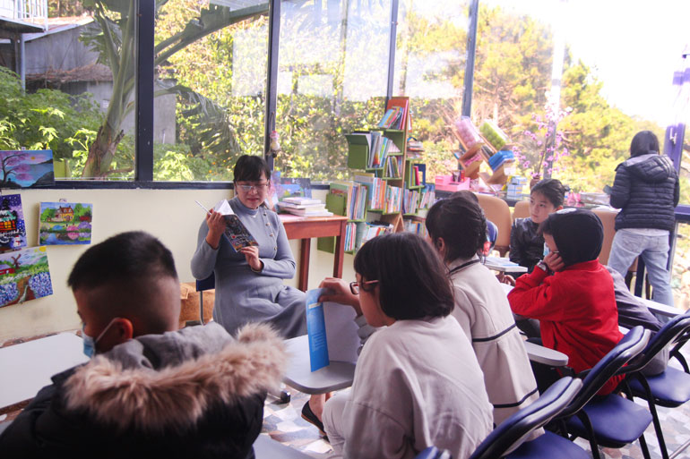Cô giáo, Thạc sĩ Vũ Thanh Tâm đọc sách cho các bé trong buổi “Đọc sách và viết lách”