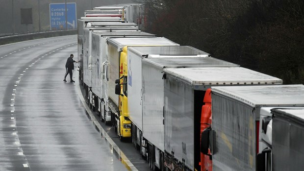 Dòng xe tải kẹt cứng do Pháp đóng cửa biên giới với Anh