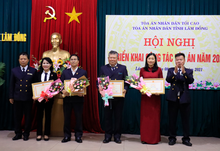 Lãnh đạo tỉnh và Tòa án Nhân dân tỉnh Lâm Đồng trao kỷ niệm chương của ngành và bằng khen của Chánh án Tòa án Nhân dân tối cao cho các tập thể, cá nhân có thành tích xuất sắc trong công tác tòa án năm 2020