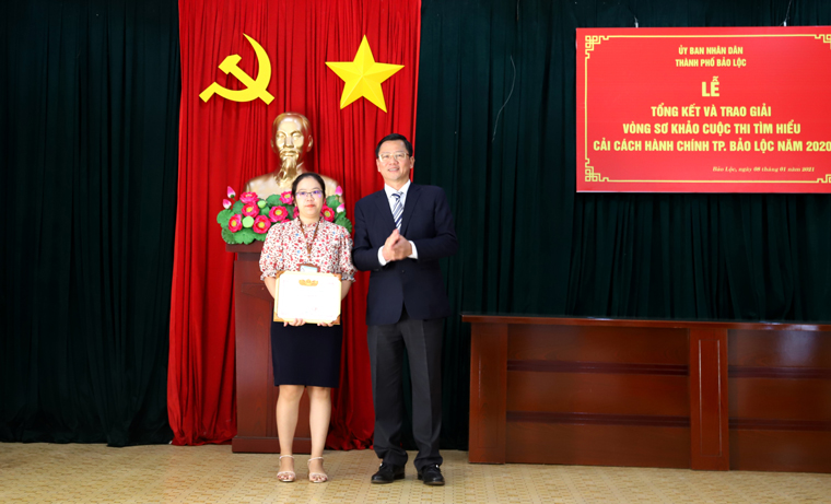 Ông Đoàn Kim Đình – Chủ tịch UBND TP Bảo Lộc tặng khen thưởng đột xuất cho bà Vũ Thị Hồng Hà đạt giải nhất Cuộc thi tìm hiểu CCHC tỉnh Lâm Đồng năm 2020