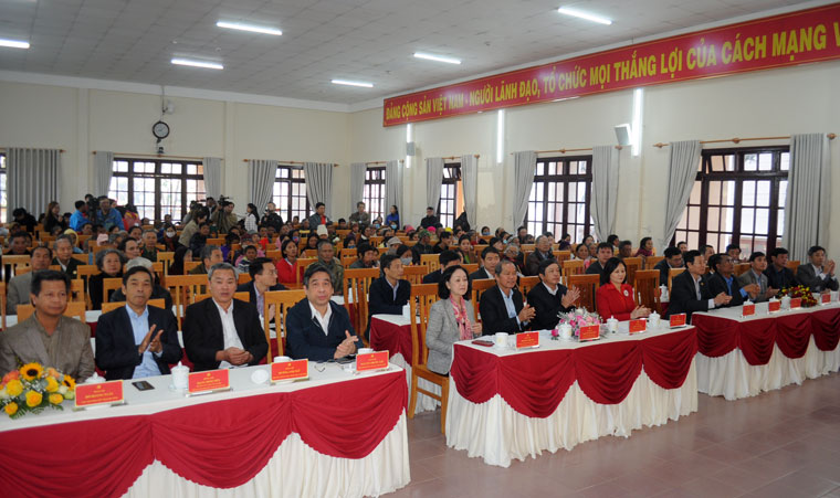 Các đại biểu và người dân tham dự buổi lễ trao quà tại Lạc Dương
