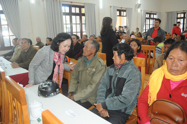 Đồng chí Trương Thị Mai ân cần hỏi thăm sức khỏe đời sống người dân Lạc Dương