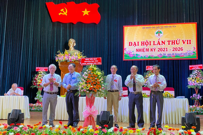 Hội Người cao tuổi huyện Đạ Tẻh tặng hoa chúc mừng Đại hội