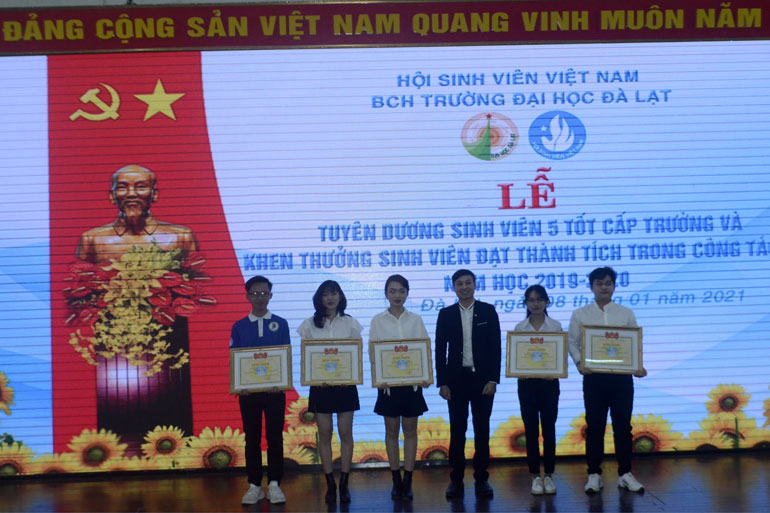 Trao bằng khen của Trung ương Hội Sinh viên Việt Nam cho sinh viên có thành tích xuất sắc trong công tác Hội và phong trào sinh viên nhiệm kỳ 2018 – 2020